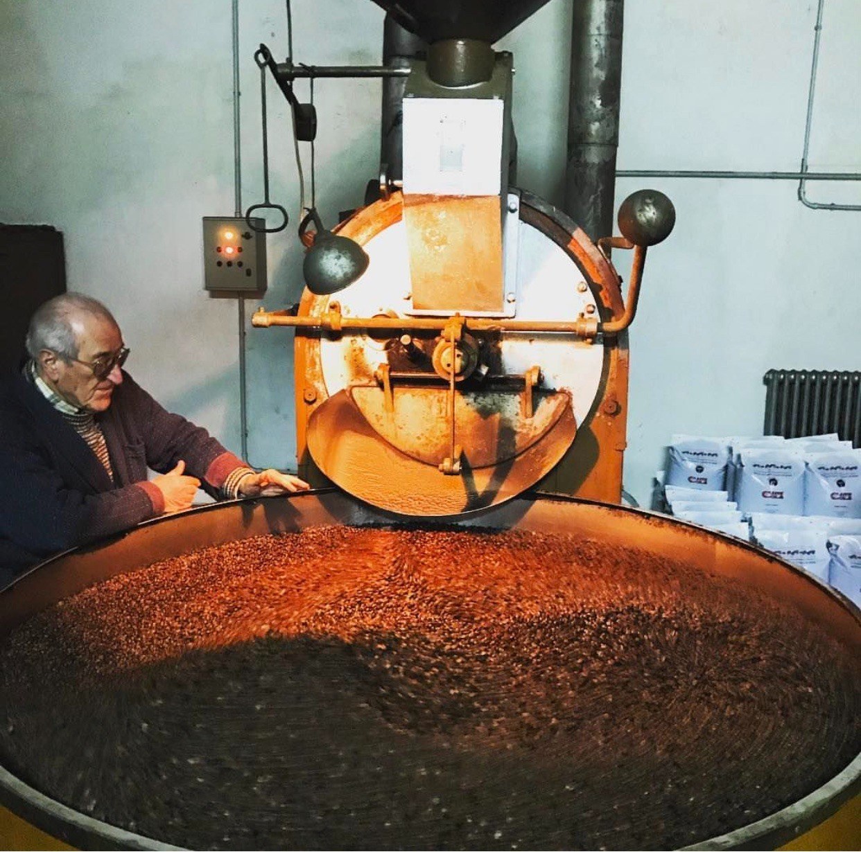 Zio Camillo Cola accanto alla storica torrefattrice artigianale